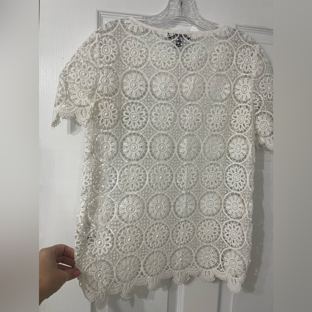 Banana Republic White Guipure top. Very comfortable and delicate look. Size S